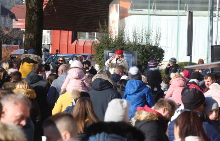TRIJE DOBRI MOŽJE, ROMANA KRAJNČAN IN JELENI PRIREDITEV PRED KULTURNIM DOMOM 25 FOTO LJUBO VUKELIČ